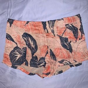 Hawaiian print summer shorts. Size Small